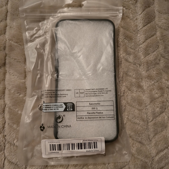 NWT Cellphone Cover/Case Black-Flower For Iphone 13pro - Picture 3 of 3